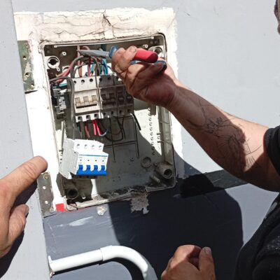 Electricista matriculado (domiciliaria e industrial). Reparaciones en general.