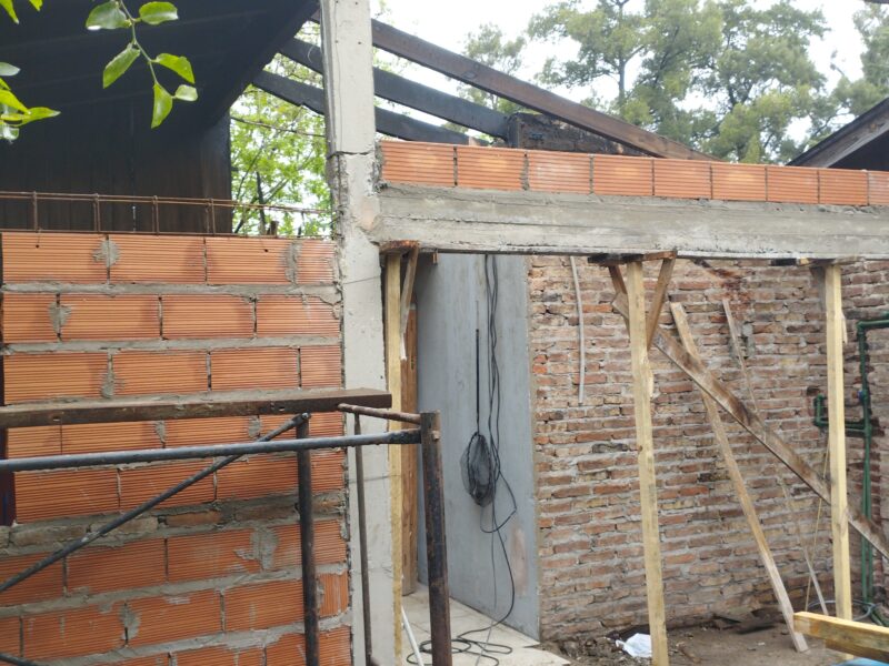 Nos dedicamos a refacciones de todo tipo especialmente en pintura interior, ext , altura, impermeabilizaciones , revestimientos , etc.