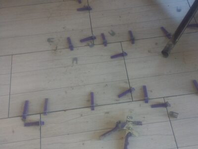 Puesta de piso entre otros trabajos de albañilería en general