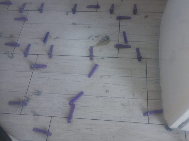 Puesta de piso entre otros trabajos de albañilería en general