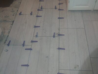 Puesta de piso entre otros trabajos de albañilería en general