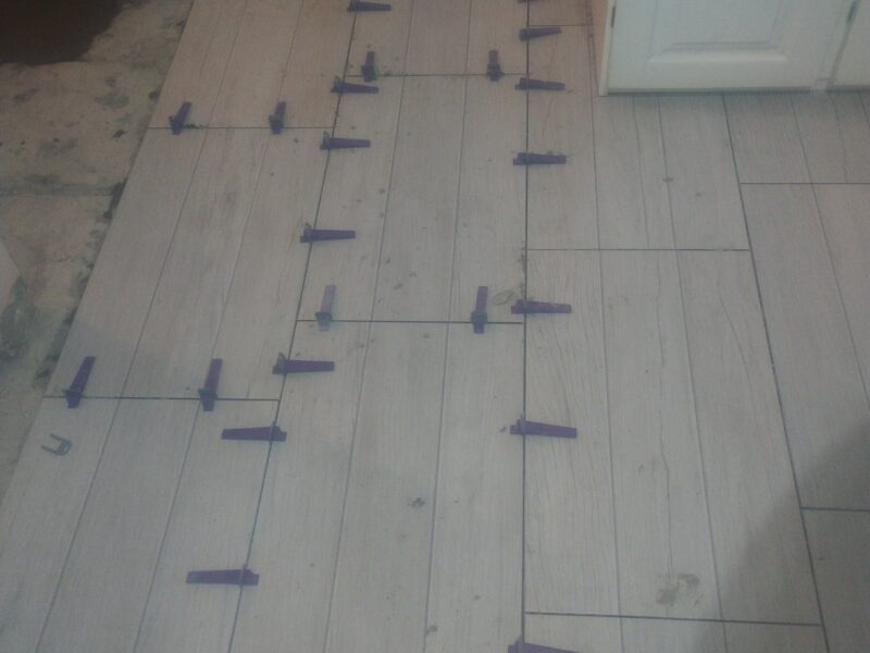 Puesta de piso entre otros trabajos de albañilería en general