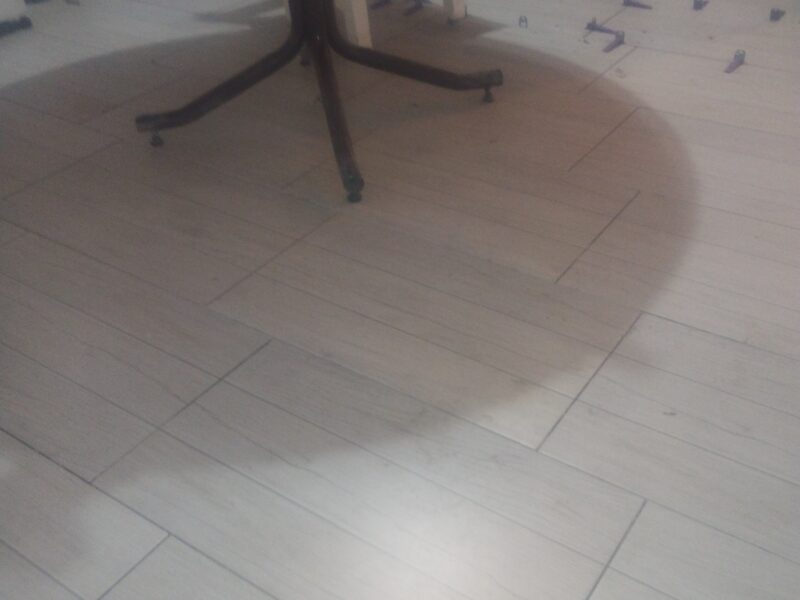 Puesta de piso entre otros trabajos de albañilería en general