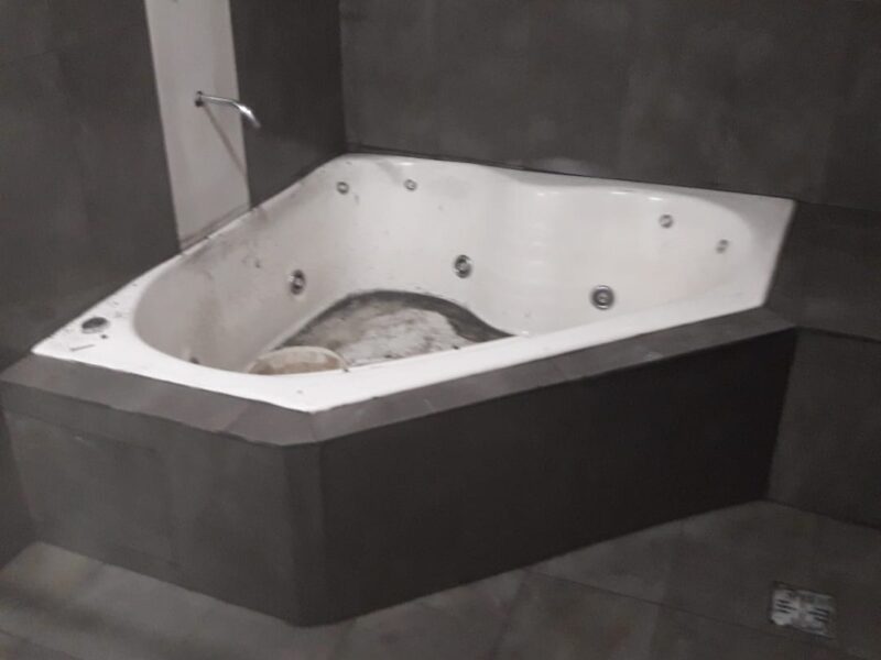 Colocación de cerámicos y porcelanatos también servicio de plomería completa