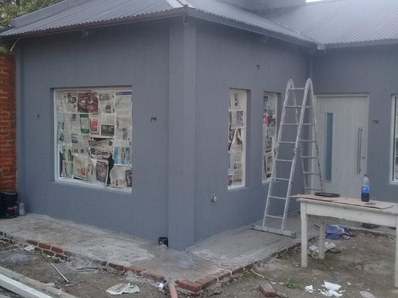 Pintor profesional con dos equipos de trabajadores.