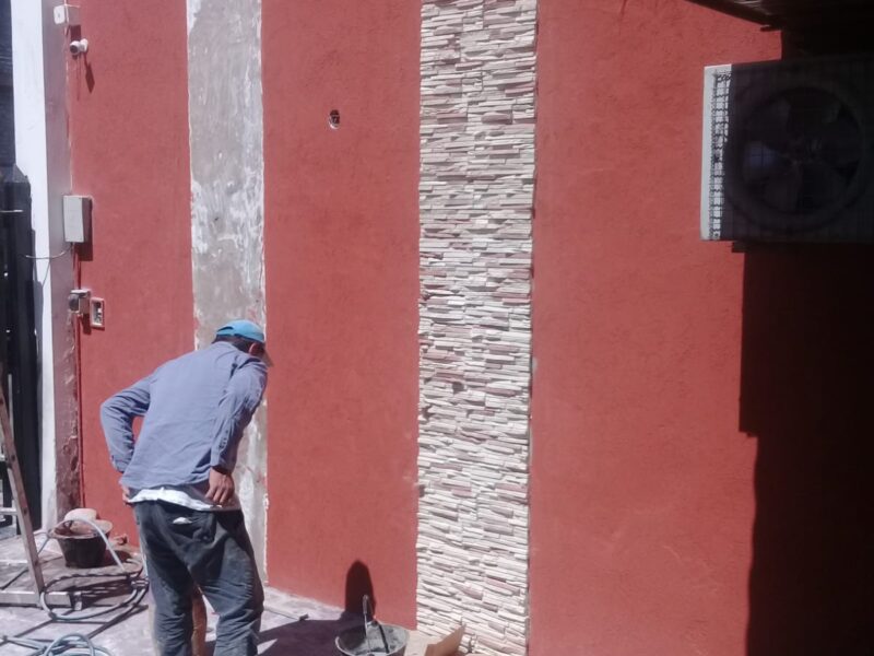 Pintor profesional con dos equipos de trabajadores.