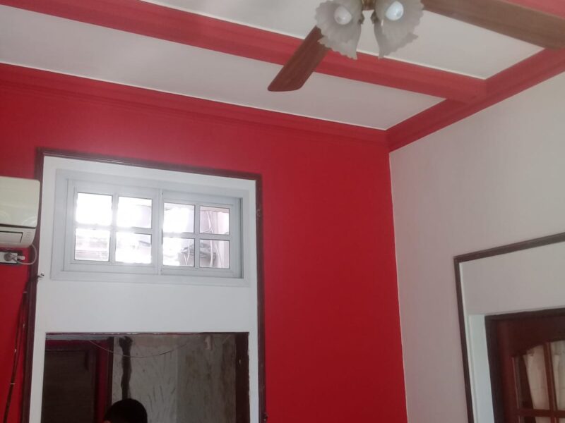 Pintor profesional con dos equipos de trabajadores.