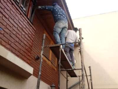 Pintor profesional con dos equipos de trabajadores.