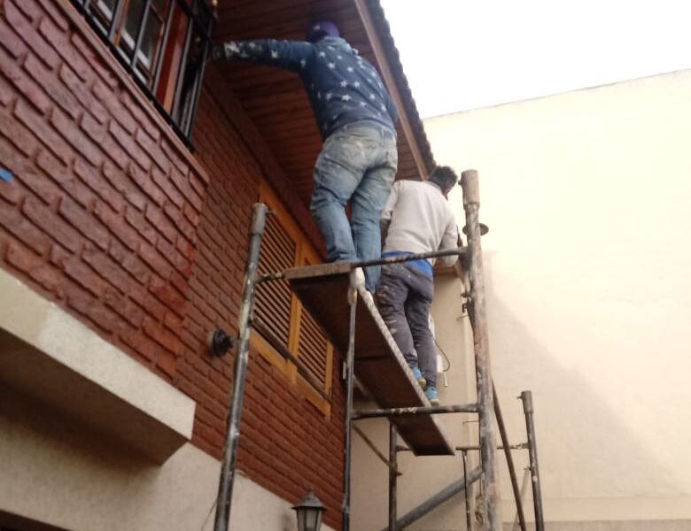Pintor profesional con dos equipos de trabajadores.
