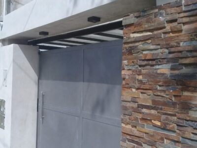 Pintor profesional con dos equipos de trabajadores.