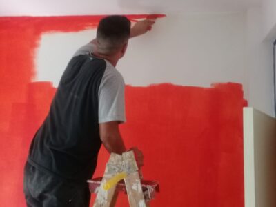 Pintor profesional con dos equipos de trabajadores.