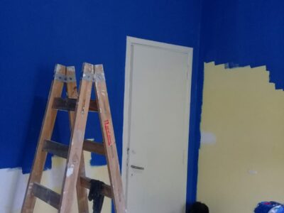 Pintor profesional con dos equipos de trabajadores.