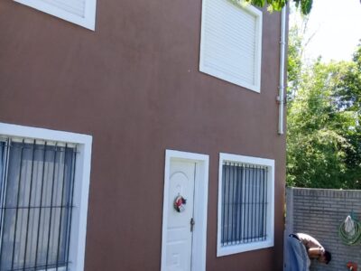 Pintor profesional con dos equipos de trabajadores.