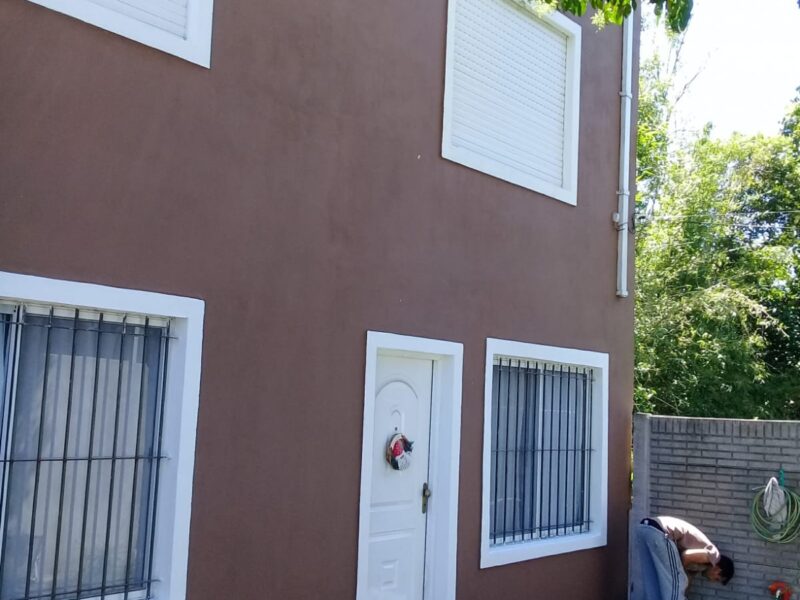 Pintor profesional con dos equipos de trabajadores.